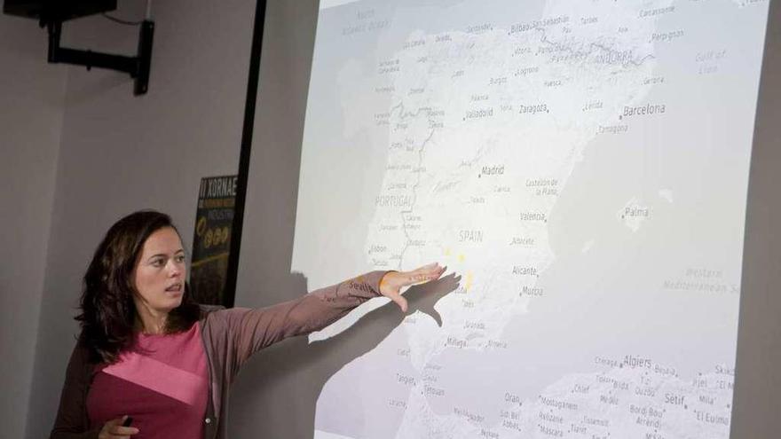 Marta Santofimia, durante su exposición de ayer en el pozo Sotón, con un mapa de España.
