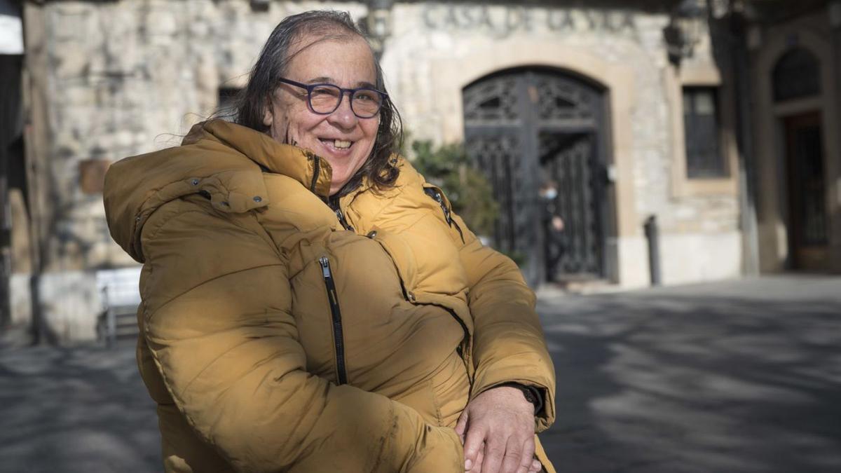 Gina Serra, a la plaça de l’Ajuntament de Sant Vicenç, amb l’edifici al fons | OSCAR BAYONA