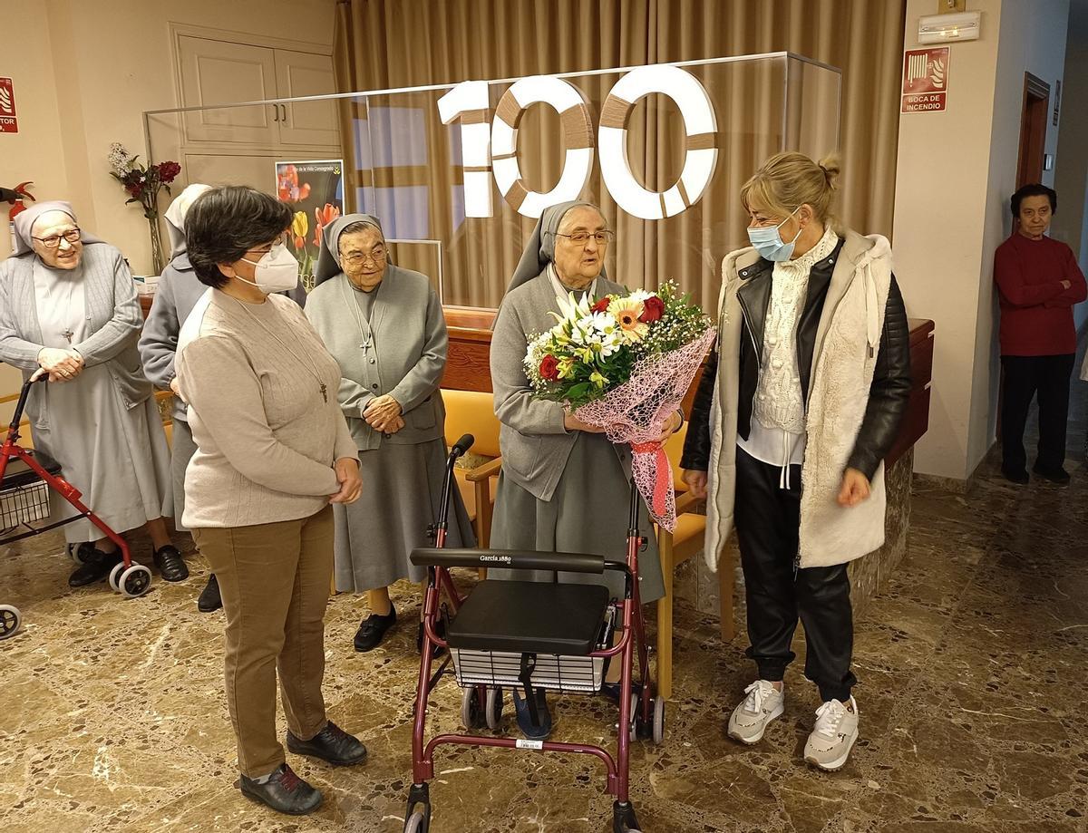 La concejala de Servicios Sociales, María José Tormo, le ha entregado este lunes un ramo de flores por su 100º cumpleaños.