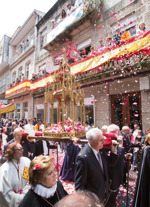 La lluvia ha amenazado la procesión y las alfombras florales, pero finalmente el recorrido se ha realizado con normalidad.