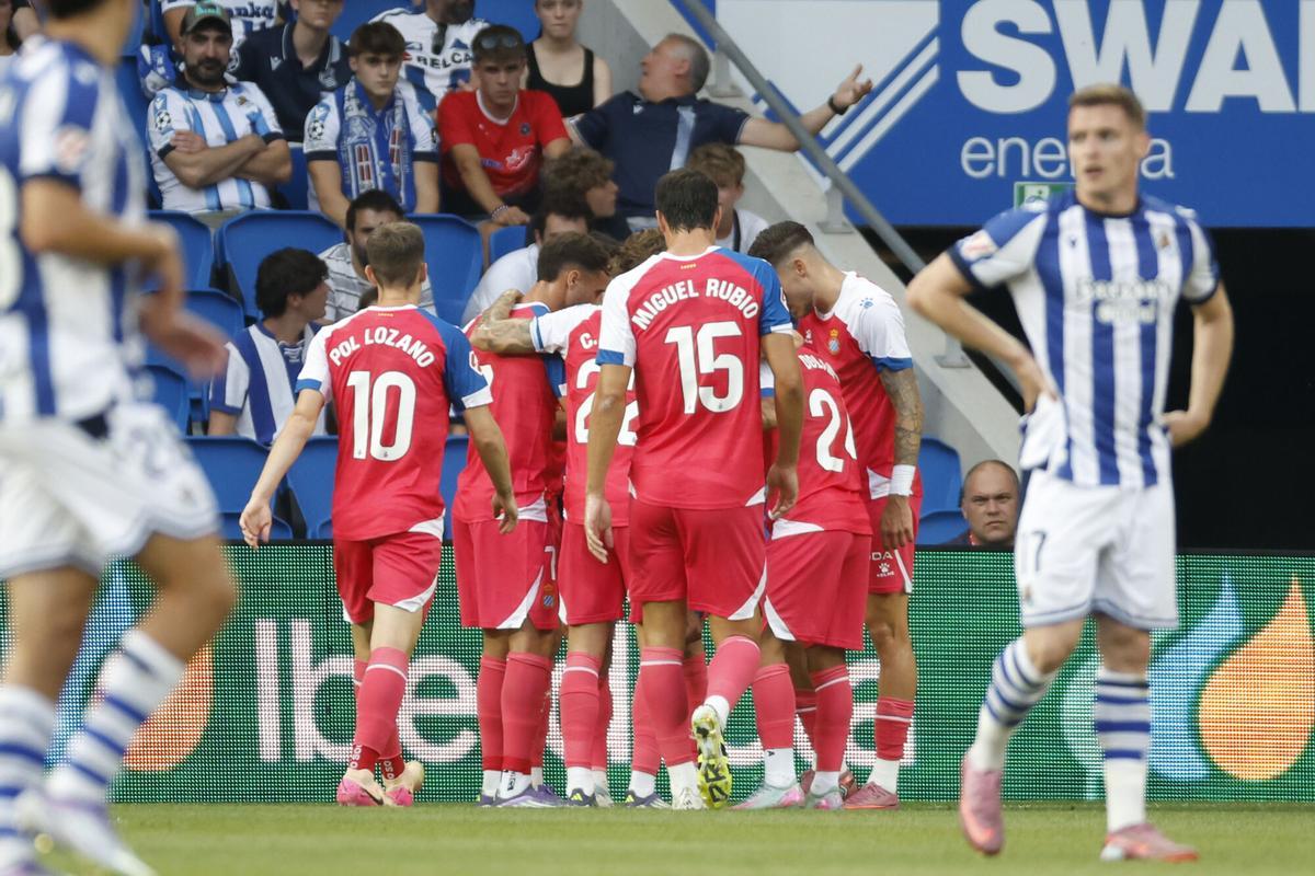 Los jugadores del Espanyol celebran tras marcar ante la Real, durante el partido de LaLiga de fútbol que Real Sociedad y RCD Espanyol disputan este domingo en el Reale Arena, en San Sebastián