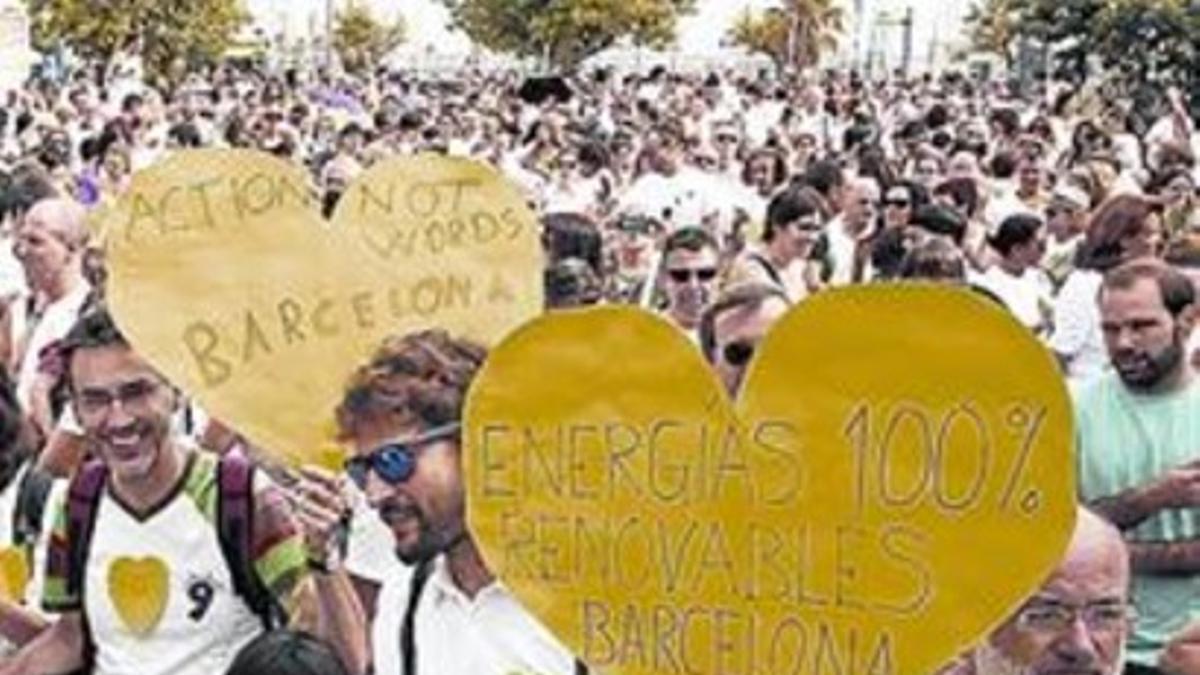 Manifestantes por el clima en Barcelona, ayer.