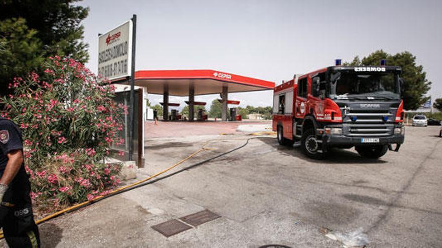 Alarma por un incendio en un descampado junto a una gasolinera en Playa de Palma