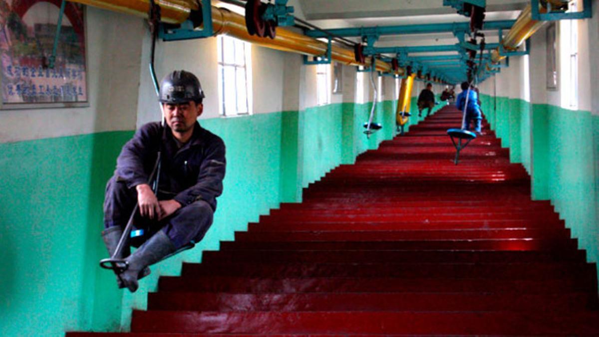 Un membre dels equips de rescat abandona la mina de carbó on han mort nou miners a Honggu, (Xina).