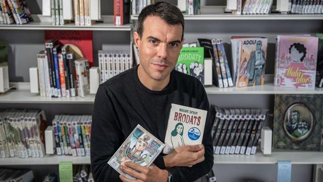 El professor David Fernández de Arriba sosté dos còmics. | MANU MITRU