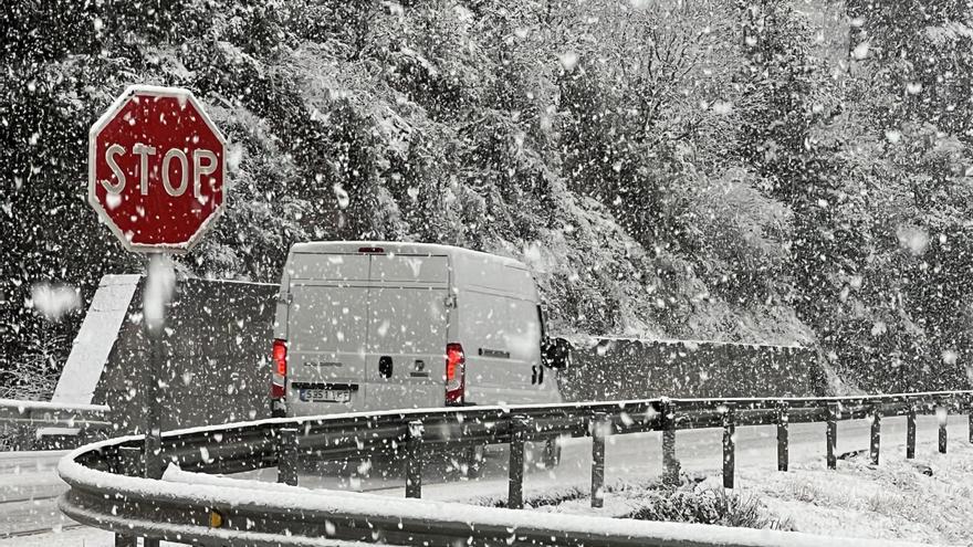 La nevada continua forta al Pirineu i ja són una quarantena les carreteres afectades