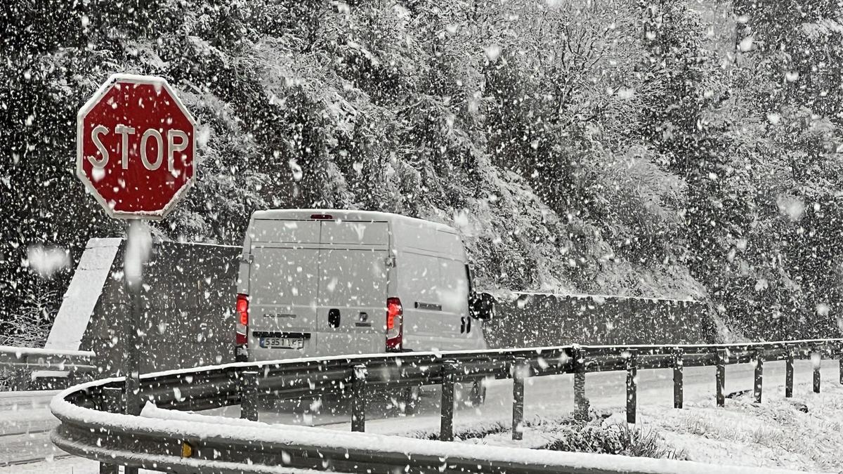 Una furgoneta circula sota una nevada intensa a la C-14, entre Organyà i el Pla de Sant Tirs.