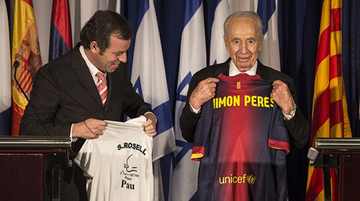 Sandro Rosell i Shimon Peres intercanvien samarretes, el febrer passat, a Tel Aviv.