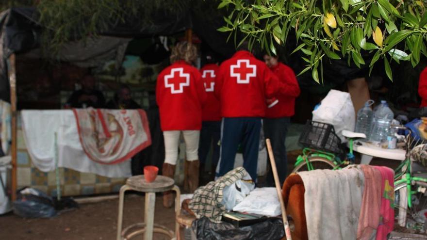Voluntarios de Cruz Roja atienden a personas sin hogar