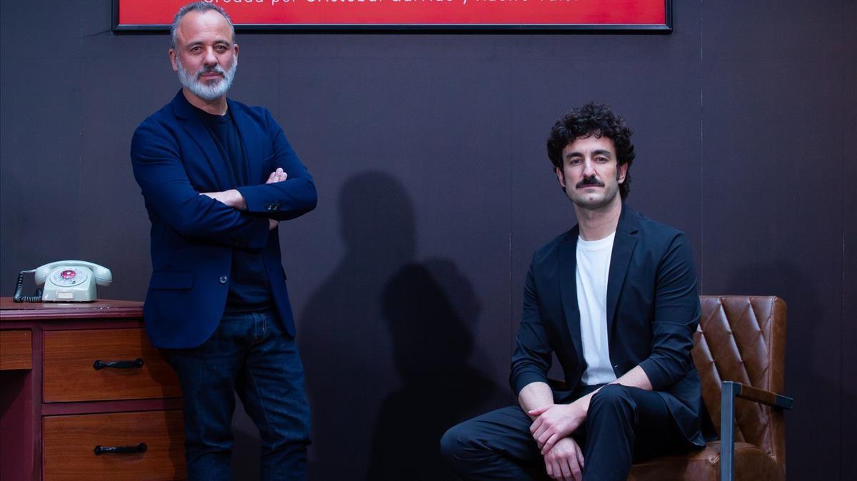 Javier Gutiérrez y Miki Esparbé, en una imagen promocional de 'Reyes de la noche', donde interpretan a personajes inspirados en José Maria García y José Ramón de la  Morena.