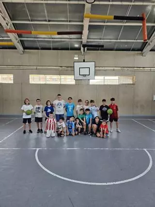 El baloncesto se asienta en apenas tres años en Llanera y ya suma 60 integrantes: "El proyecto ha tenido muy buena acogida"