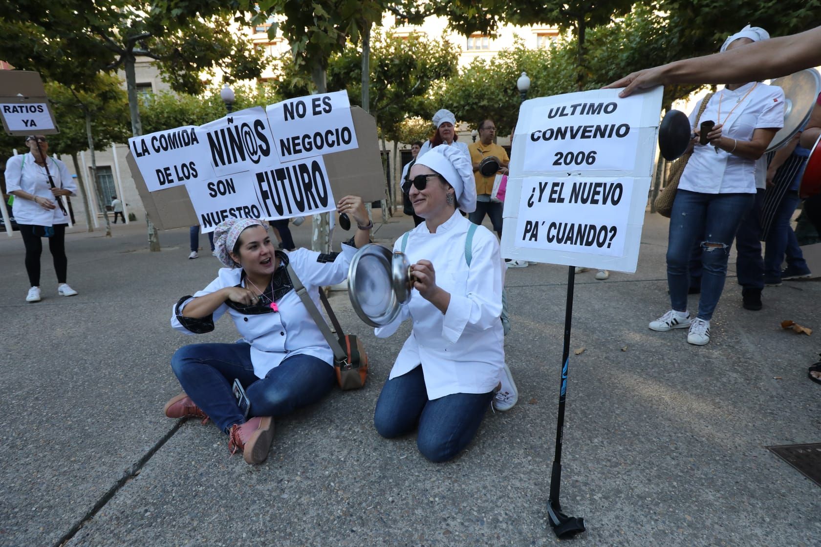 Cacerolada en Zaragoza: el personal de cocina de los colegios públicos exige condiciones dignas