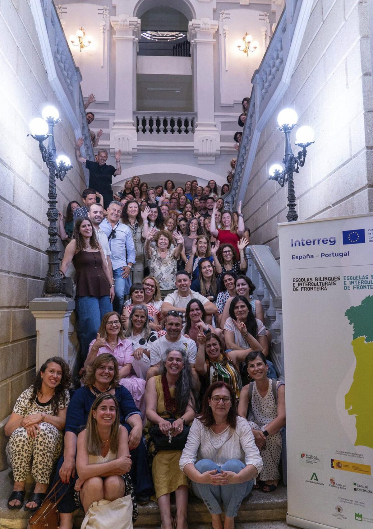 A la izquierda, uno de los encuentros en el salón de actos del CFIE de Zamora. A la derecha, un participante pone en marcha su proyecto en la exposición de trabajos de los centros. | CEDIDA