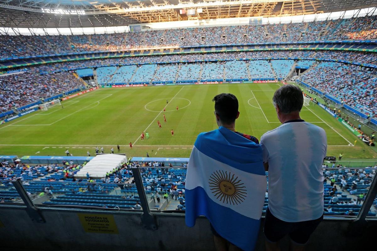 CAF1511  PORTO ALEGRE  BRASIL   23 06 2019 - Aficionados de Argentina observan el partido este domingo  durante el partido del Grupo B de la Copa America de Futbol 2019  entre Catar y Argentina  en el Estadio Arena do Gremio de Porto Alegre   Brasil   EFE  Juan Ignacio Roncoroni