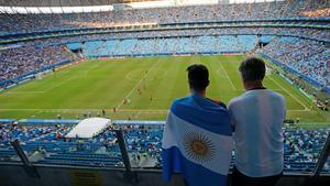 CAF1511  PORTO ALEGRE  BRASIL   23 06 2019 - Aficionados de Argentina observan el partido este domingo  durante el partido del Grupo B de la Copa America de Futbol 2019  entre Catar y Argentina  en el Estadio Arena do Gremio de Porto Alegre   Brasil   EFE  Juan Ignacio Roncoroni