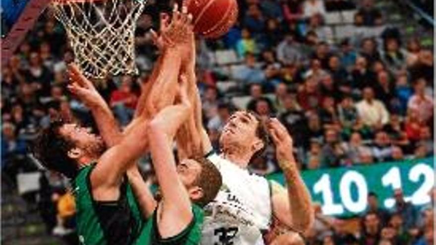 Una acció del partit d&#039;ahir entre el Joventut i l&#039;Unicaja de Màlaga.