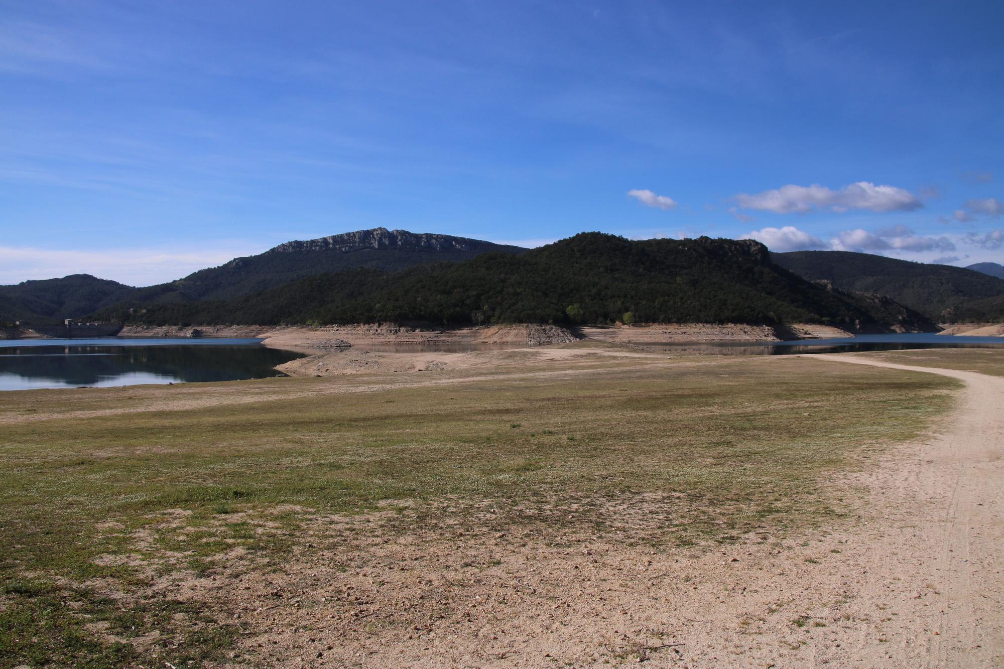 La poca reserva d'aigua de l'embassament de Boadella, el  21 d’abril del 2023