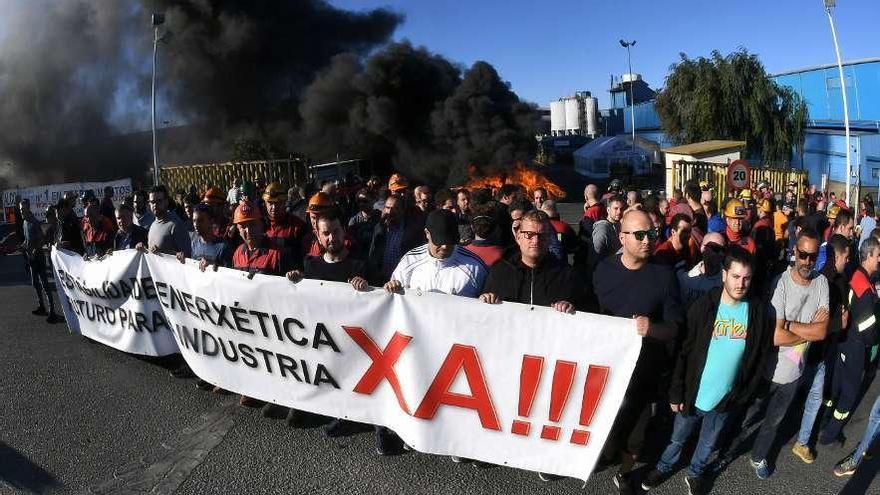 Concentración de trabajadores de Alcoa ante la fábrica de A Grela en protesta por el cierre.