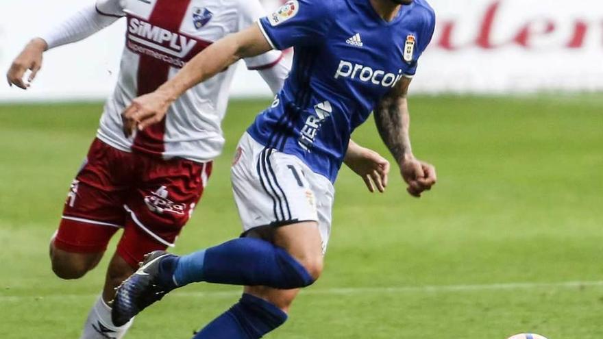 David Costas se lleva la pelota ante la presencia de Samu Saiz en el partido del viernes en el Tartiere.