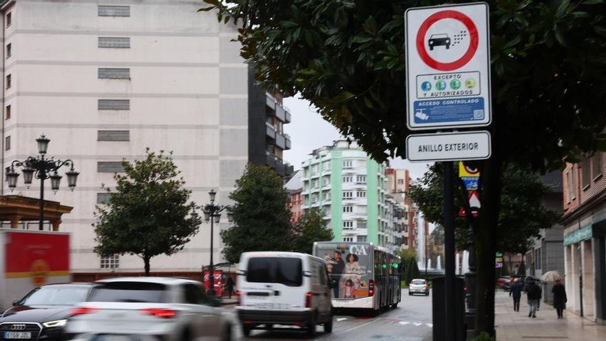No solo en las ZBE: aterriza la etiqueta roja obligatoria con dos ocupantes dentro del vehículo