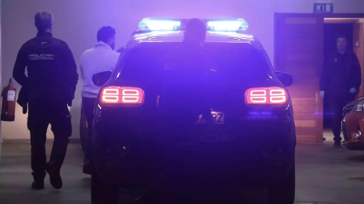 Uno de los detenidos a su llegada al juzgado este jueves