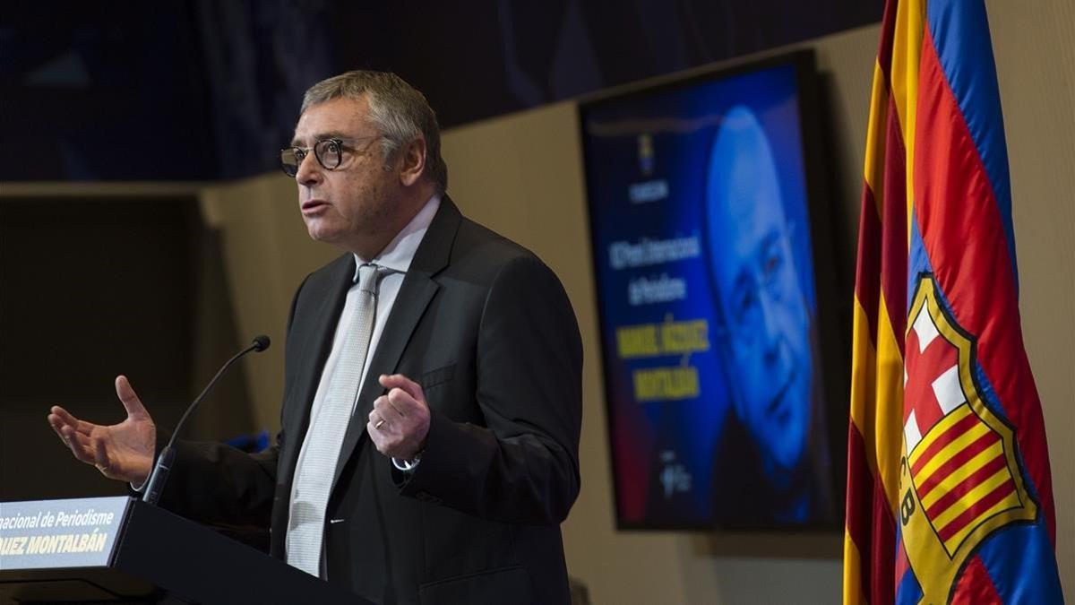 Robinson recibe el premio Manuel Vázquez Montalban de periodismo en el Camp Nou.