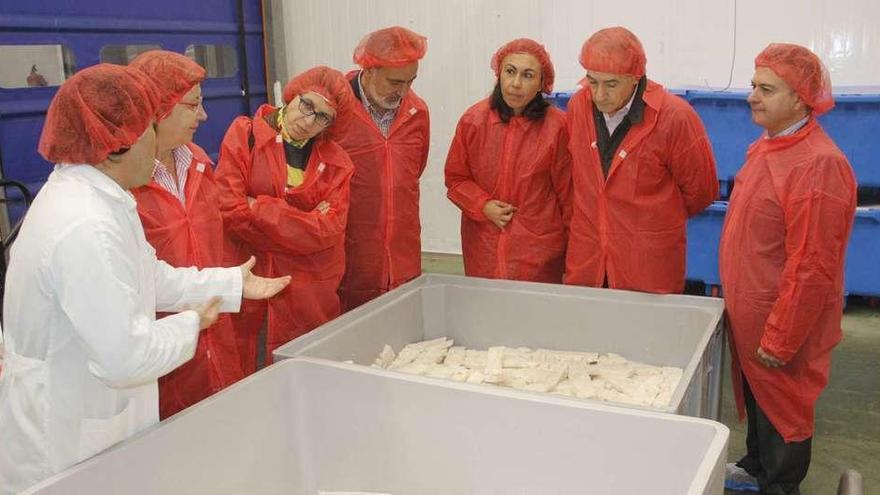Un responsable de Cabomar explica el proceso de producción a la conselleira, la alcaldesa de Marín y el presidente del Puerto. // S.A.