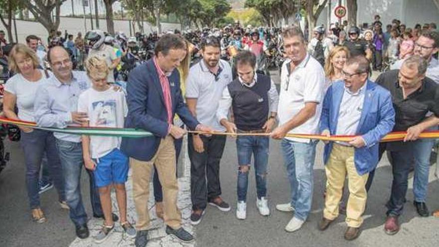 El campeón Toni Elías con los moteros de Torremolinos