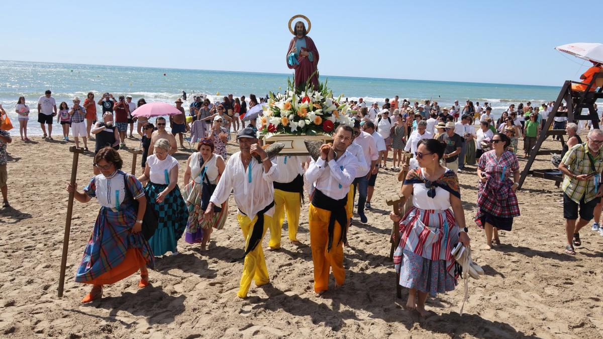 La Ribera de Cabanes celebra la procesión por el mar, un año más.