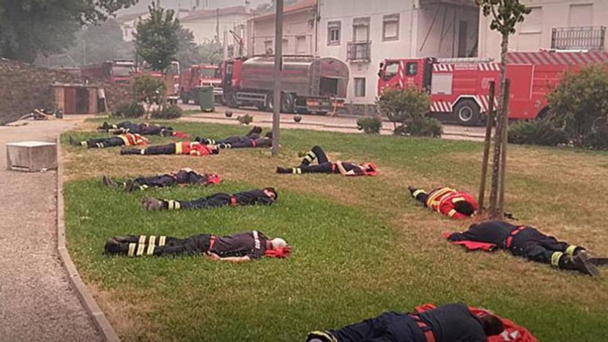La foto que muestra la extenuación de los bomberos de Portugal