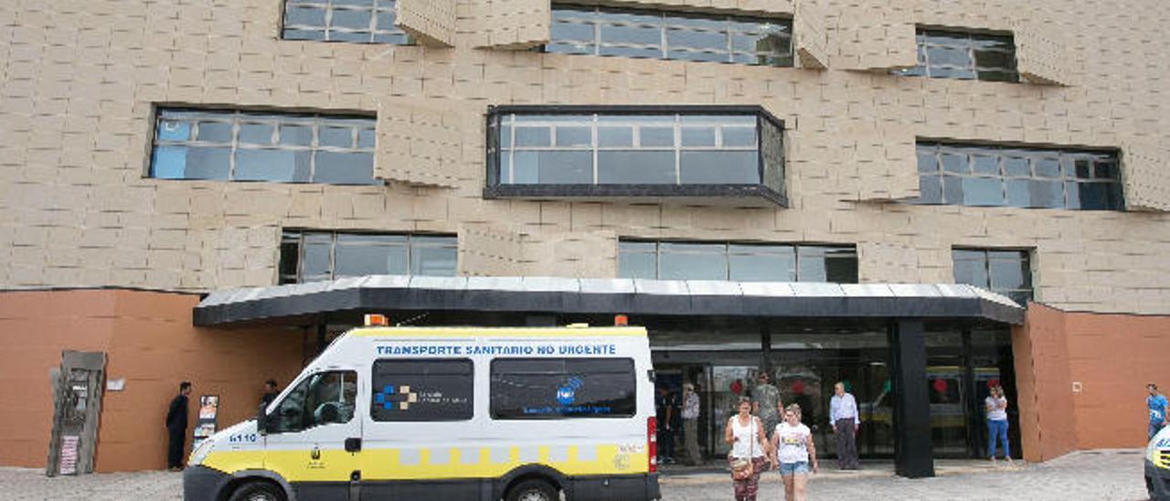 Los pacientes mostraban ayer su preocupación por las carencias sanitarias en el hospital majorero.