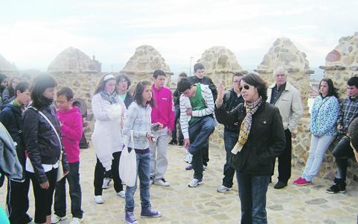 A la izquierda, visita a la muralla de Ávila; a la derecha, la delegación asturiana, en la sede de la Diputación Provincial abulense.