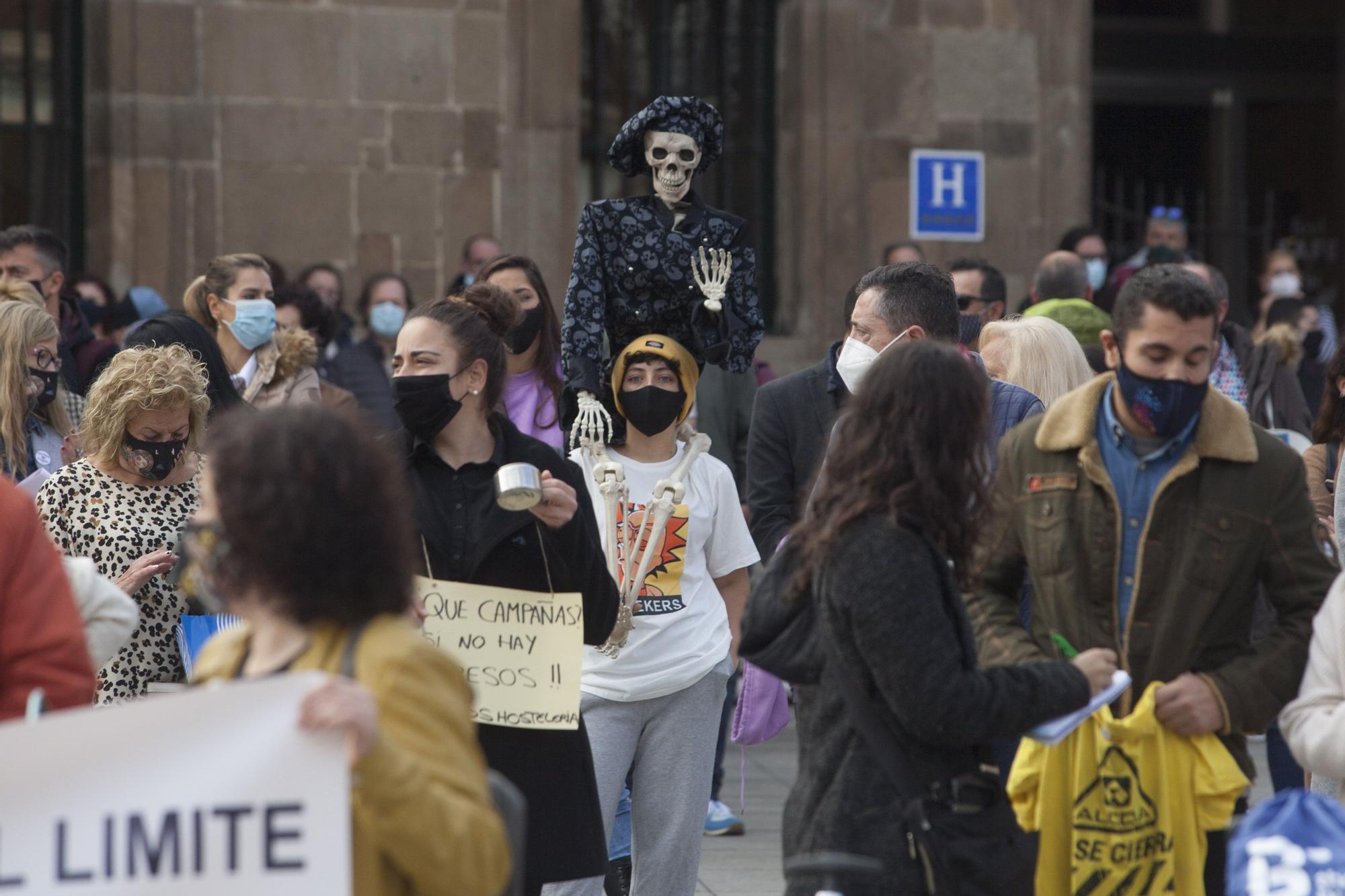 La hostelería de Avilés muestra en la calle su situación crítica.