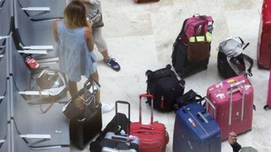 Roba dos maletas de otro vuelo en el aeropuerto y le dice a la Policía que las cogió por error