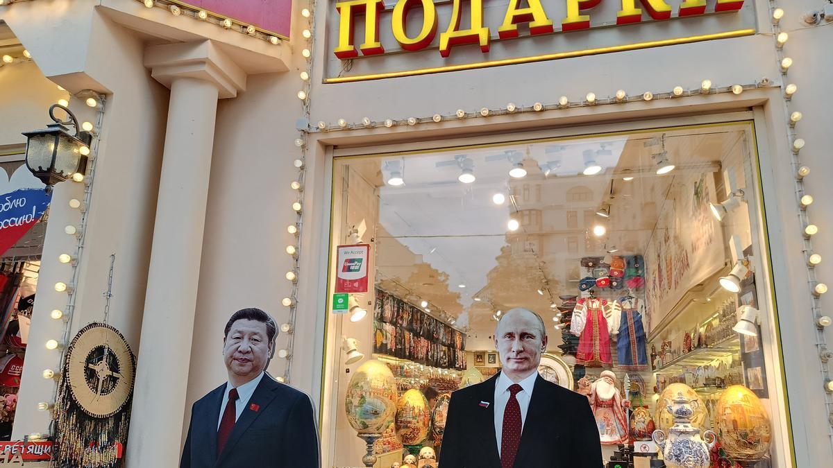 Retratos de Vladímir Putin y Xi Jinping en una tienda de 'souvenirs'