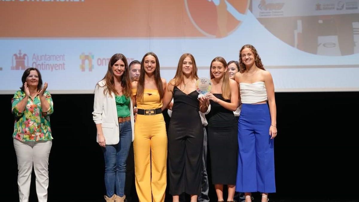Las cuatro chicas del Ontibasket con el premio en la Gala de l'Esport de Ontinyent.