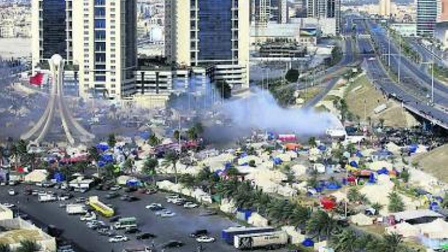 Seis muertos en Bahrein, donde la Policía desaloja la plaza de la Perla