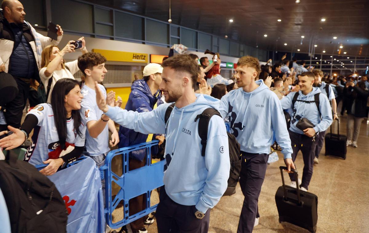 La llegada del Celta a Peinador tras la victoria ante el Olympique de Lyon