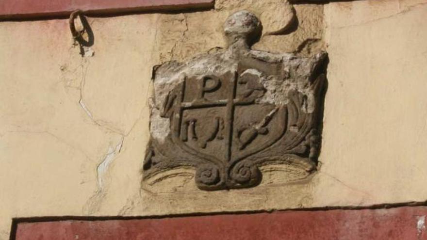 Palacio de Muñiz Carreño, ayer, con el escudo que lo preside en lo alto.