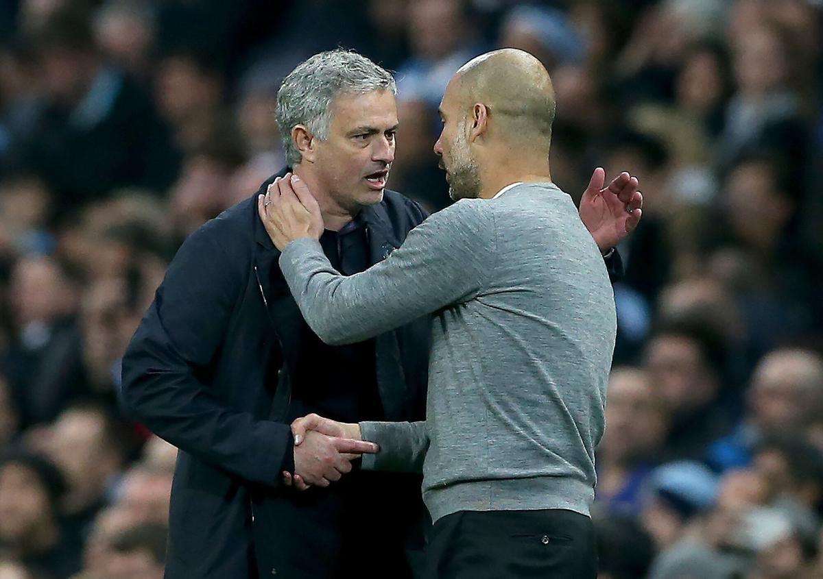 Pep Guardiola y Jose Mourinho, saludándose en la Premier League