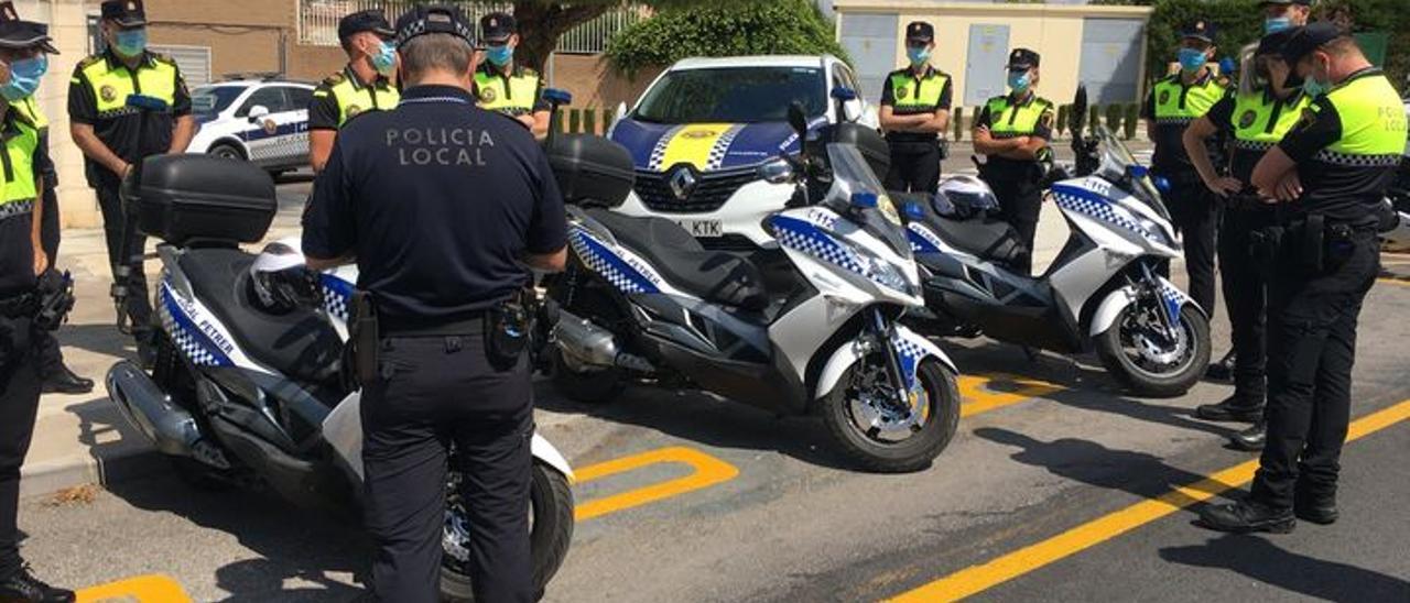 Agentes de la Policía Local de Petrer preparando un dispositivo de Tráfico.