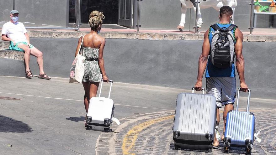 Dos turistas llegados a Canarias.