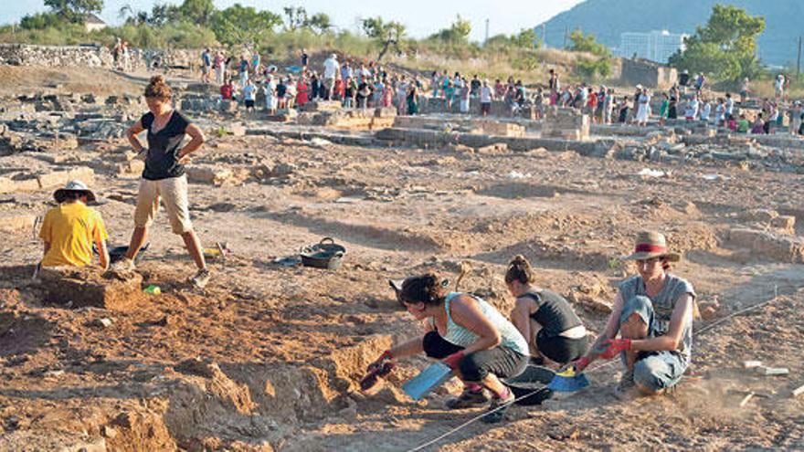 Un grupo de arqueólogos excavan en la zona del fòrum.