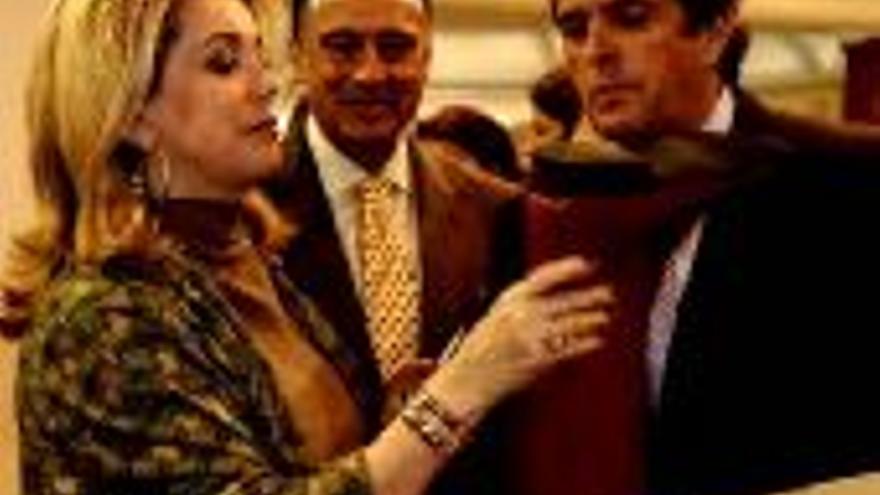 Catherine Deneuve visita en Sevilla el Salón del Caballo