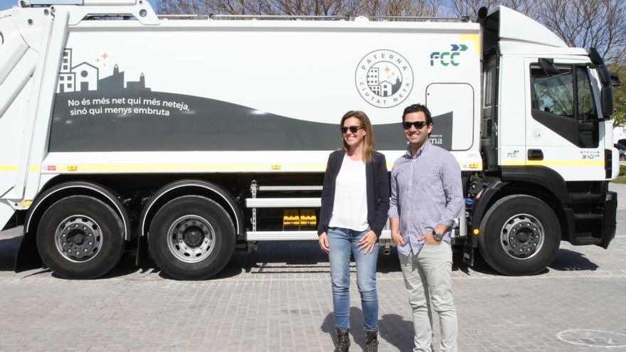 El alcalde y la edila Campos delante de un camión.