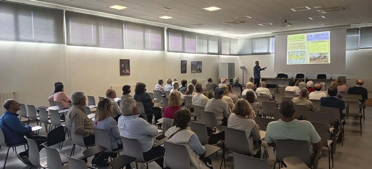 Los escritores José Antonio Adell y Celedonio García hablaron de ‘Historias y anécdotas de nuestros pueblos’ en la UEZ.