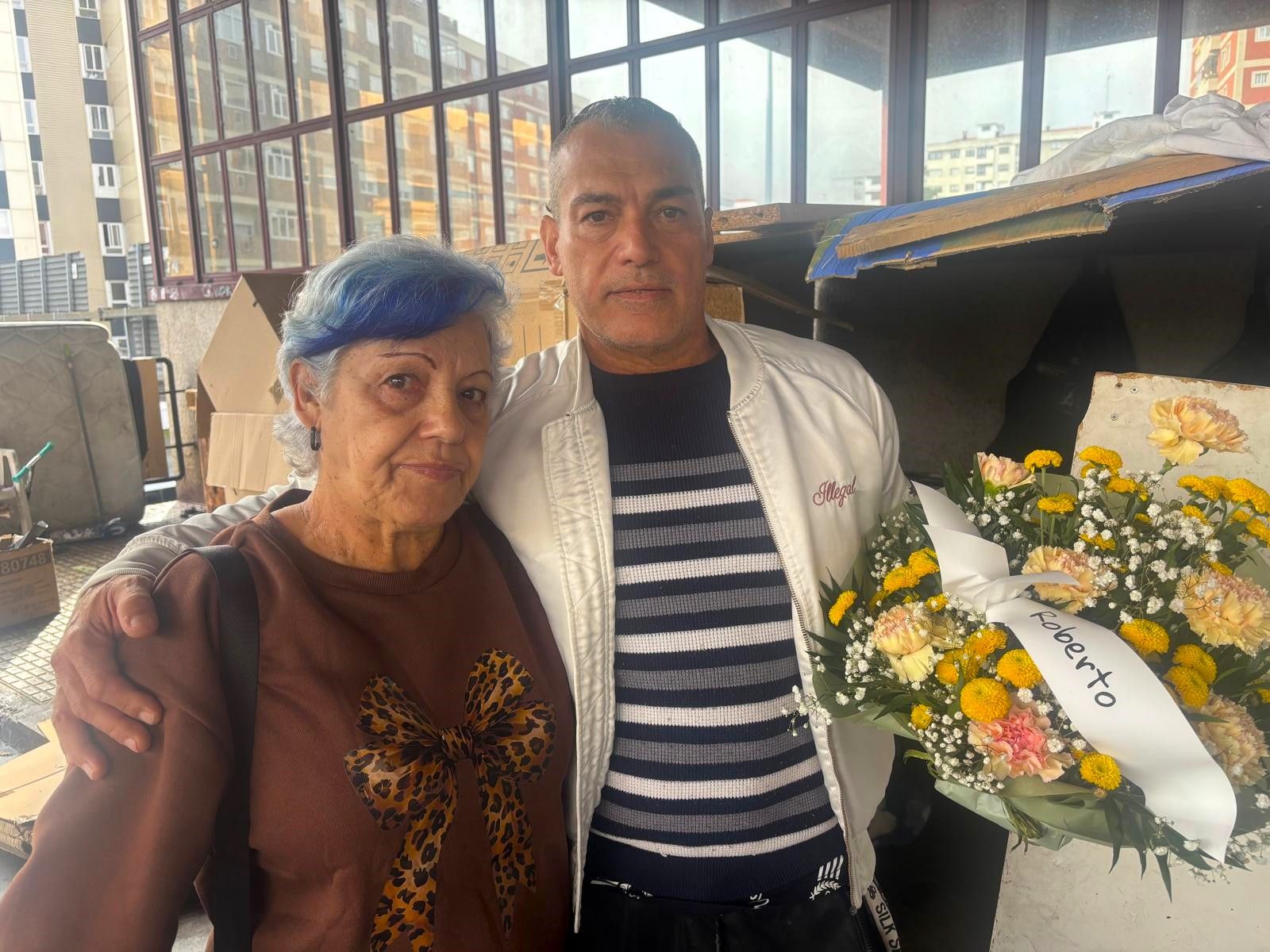 Ofrenda floral ante la chabola del crimen de la estación de autobuses de Vigo