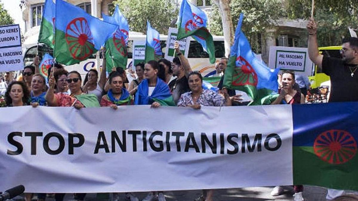 Un grupo de gitanos se manifiesta contra el antigitanismo y con la bandera romaní como símbolo.