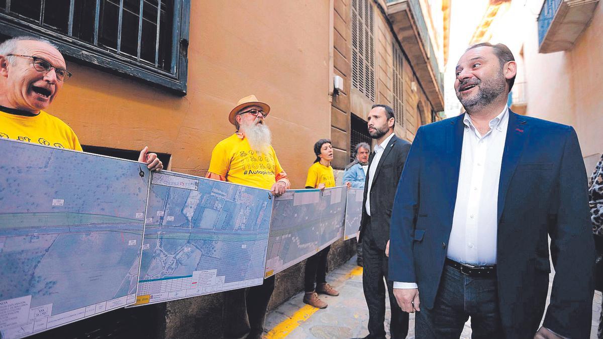 El ministro de Transportes, José Luís Ábalos, observando una protesta de los ecologistas de la Plataforma Antiautopista en Palma.