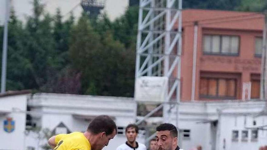 Borja Granda y Cristian pugnan por un balón.